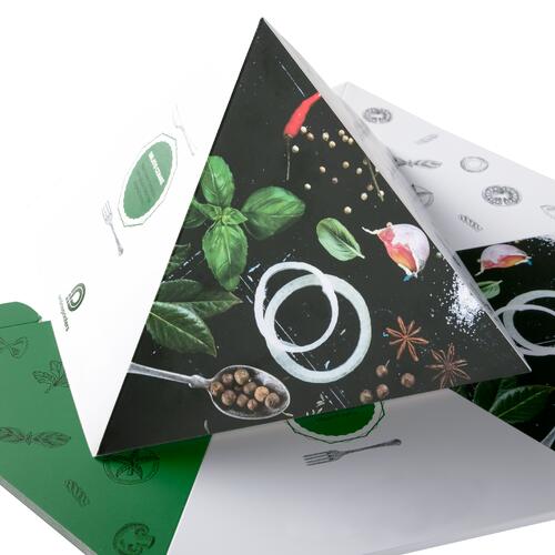 Papier-Pyramide mit vier Seiten.